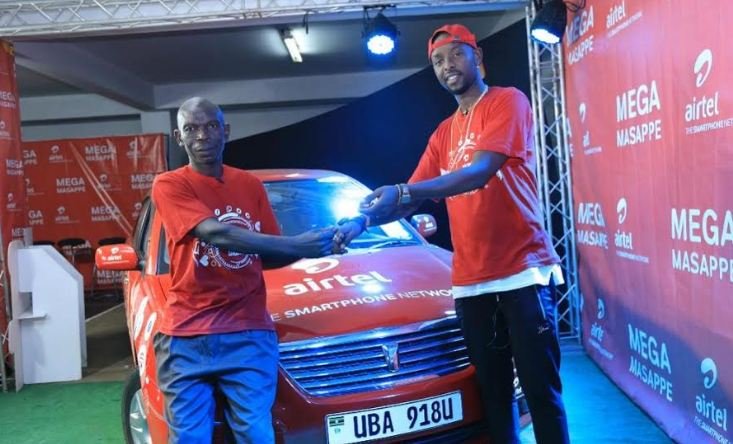 Airtel Uganda Ambassador, Eddy Kenzo handing over car keys to Kyamuffumba Bruhan during the Mega Masappe draw