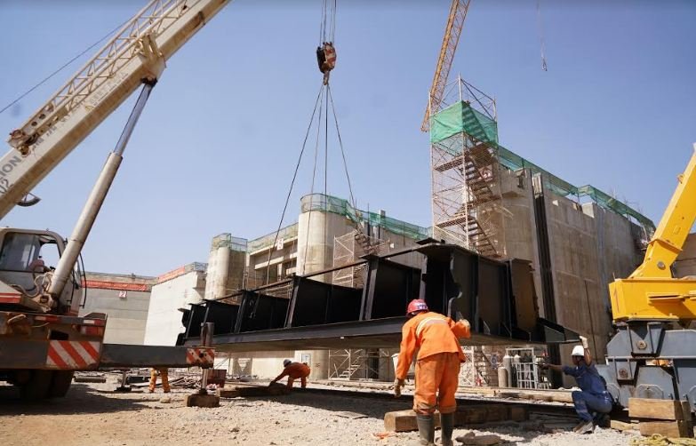 The installation of the radial gates at the dam section has commenced.