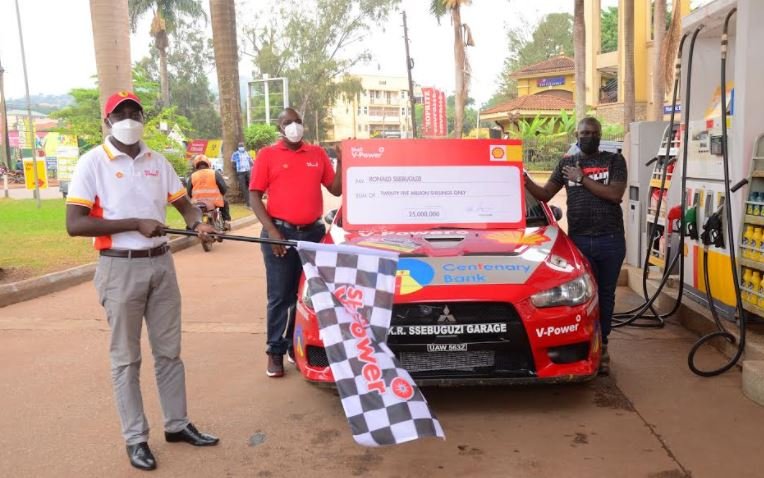 Vivo Energy Retail Manager Alvin Bamutire officially flags off Ronald Sebuguzi after he received his cash sponsorship worth UGX25 million ahead of the World Rally Championship (WRC) Safari Rally 2021 that will be taking place in Nairobi, Kenya.