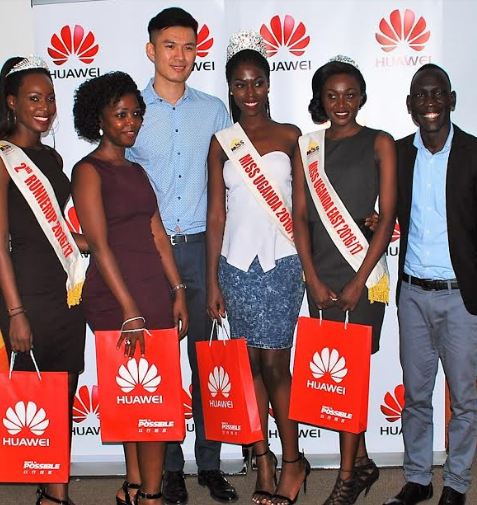 Patrick Tongyunpeng, PR Manager, Huawei Uganda (C) and Sam Cris Ayo, Device Services Manager, Huawei Uganda ( R) pose with Ritah Mutoni – 2nd Runner Up Miss Uganda 2016 (L), Brenda Nanyonjo, Founder Miss Uganda Foundation (2L), Miss Uganda 2016 winner Leah Kagasa (3R) and Sharita Maruti – Miss East (2R) during a courtesy meeting held at Huawei Uganda offices
