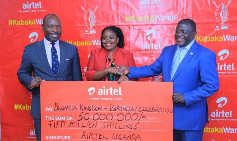 Airtel Uganda’s Head of Branding and Communications, Remmie Kisakye Kakuru hands over cheque to Buganda officials. 